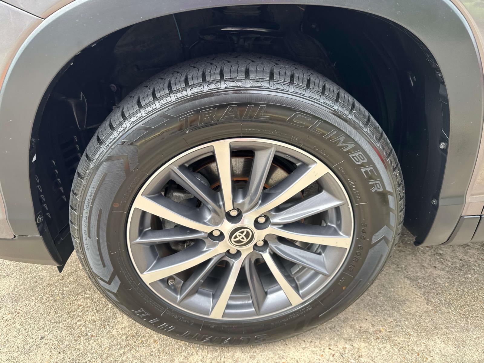 2019 Toyota Highlander XLE photo 3