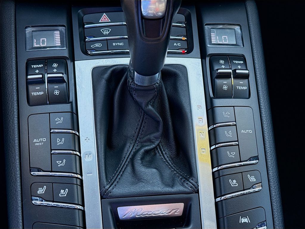 2021 Porsche Macan Base photo 22