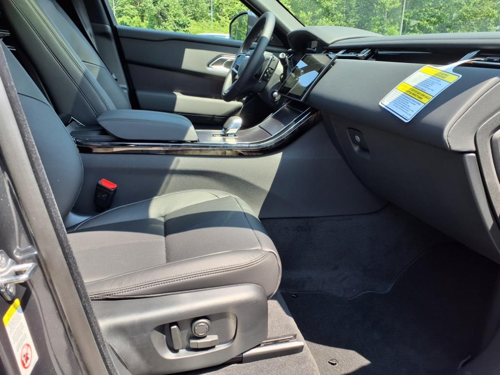 2026 Land Rover Range Rover Velar SE photo 3