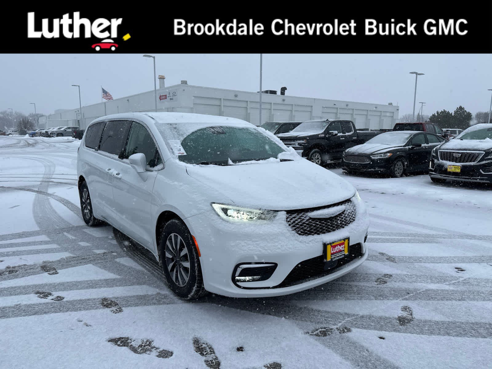 2022 Chrysler Pacifica Hybrid Touring L's photo