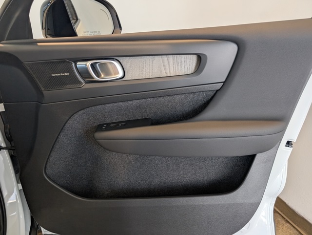 2023 Volvo XC40 Plus photo 33