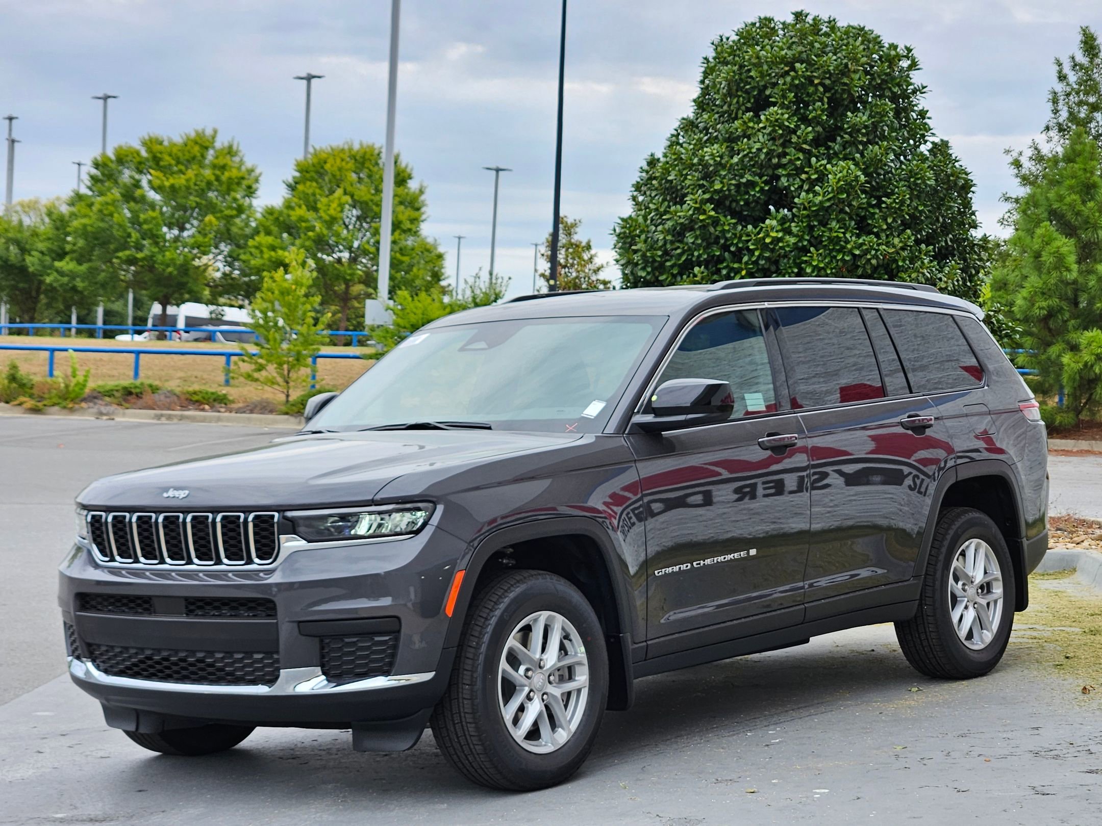 2025 Jeep Grand Cherokee Laredo X photo 3