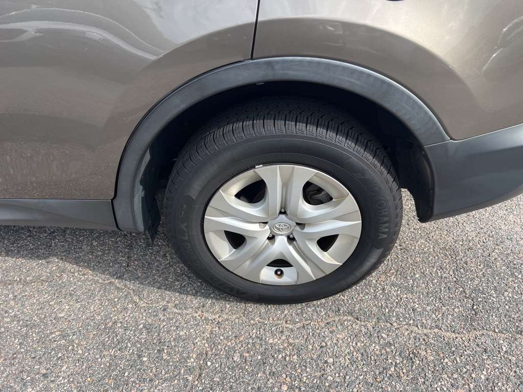 2015 Toyota RAV4 LE photo 9