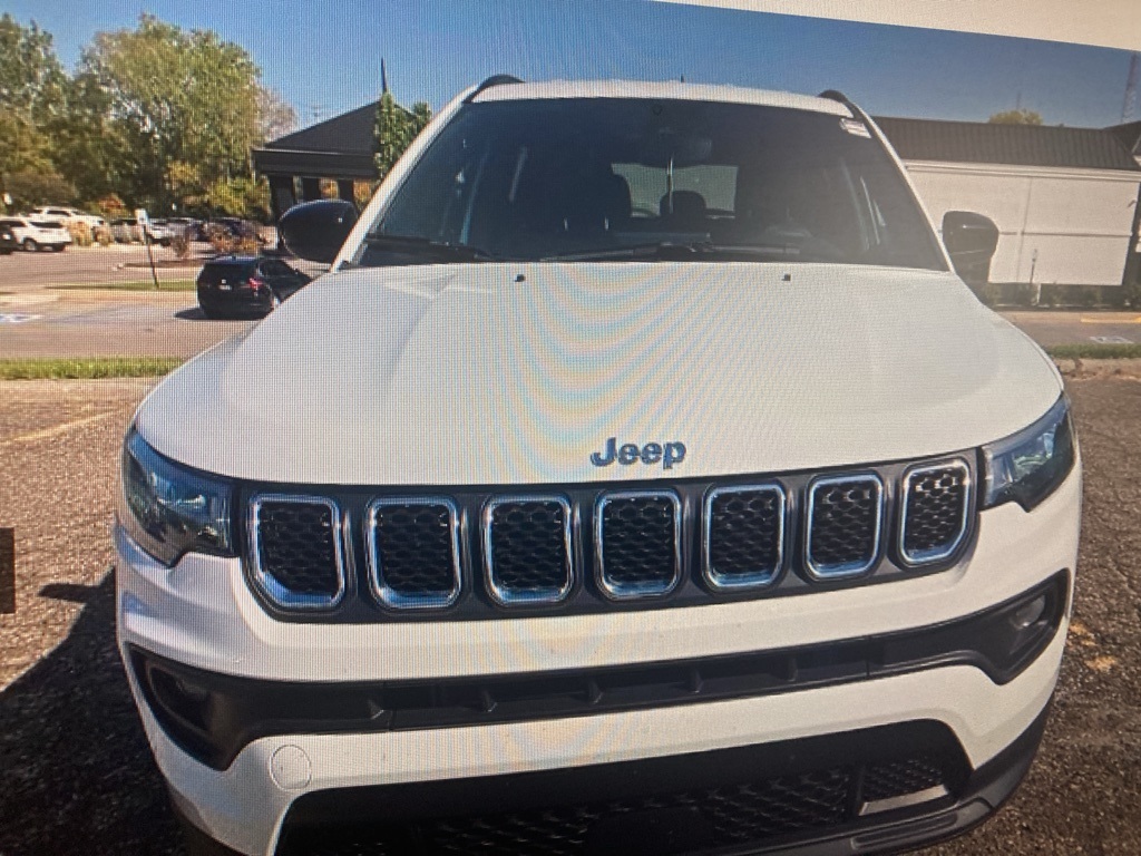 2023 Jeep Compass Latitude photo 3