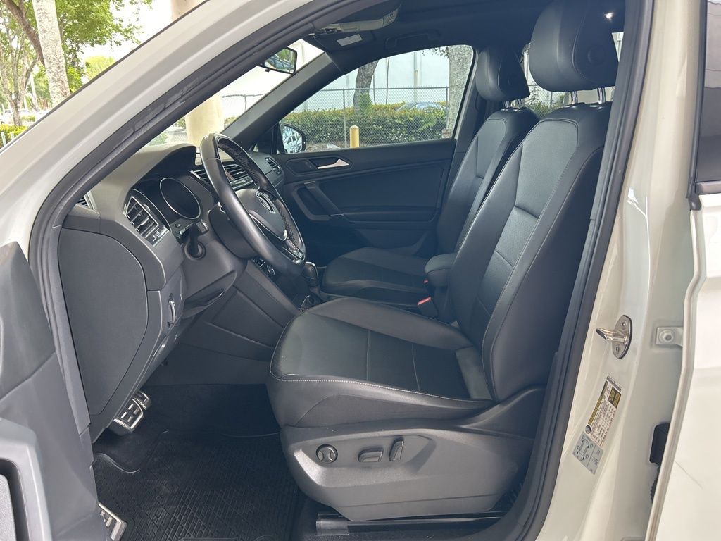 2020 Volkswagen Tiguan SE R-Line Black photo 4