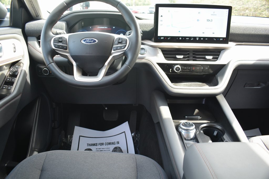 2025 Ford Explorer photo 3