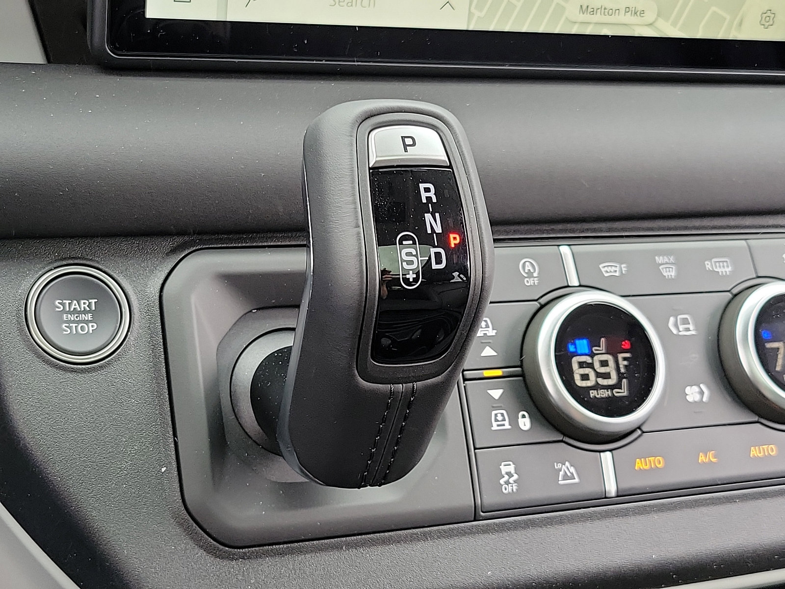 2024 Land Rover Defender 110 SE photo 17