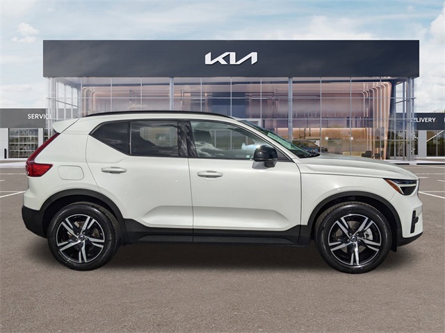 2024 Volvo XC40 Core photo 2