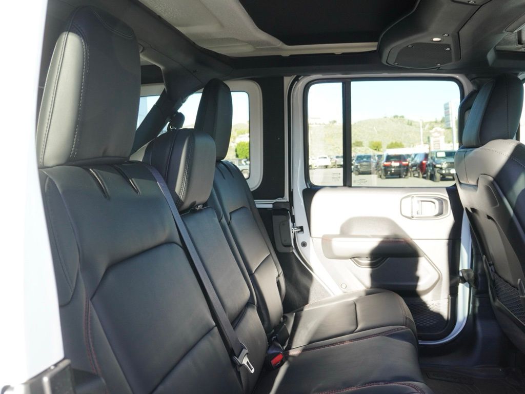 New 2026 Bright White Clear-Coat Exterior Paint Jeep Rubicon image 22