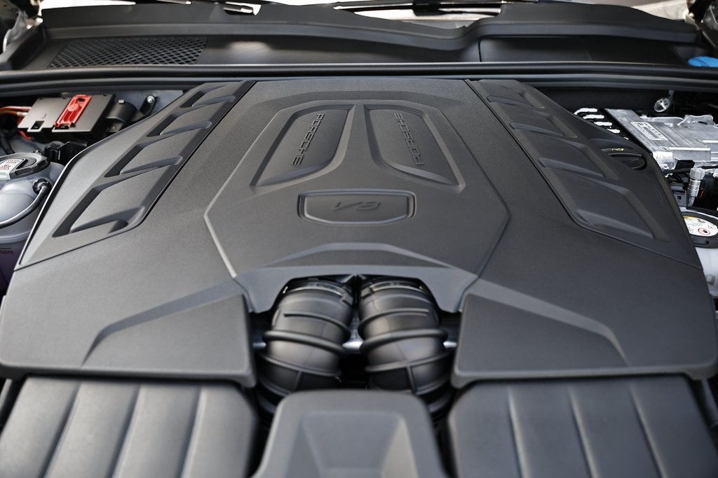 2025 Porsche Cayenne Turbo E-Hybrid photo 33