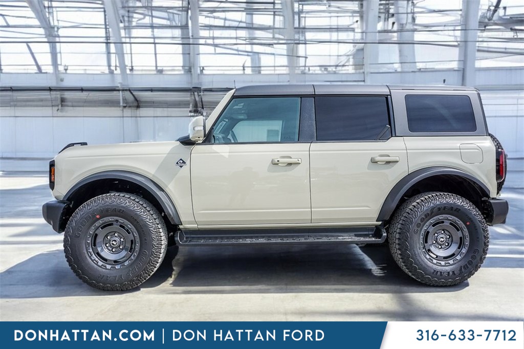 2025 Ford Bronco Outer Banks photo 2