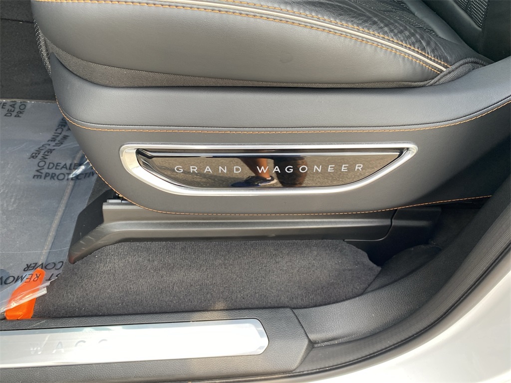 2023 Jeep Grand Wagoneer III photo 8