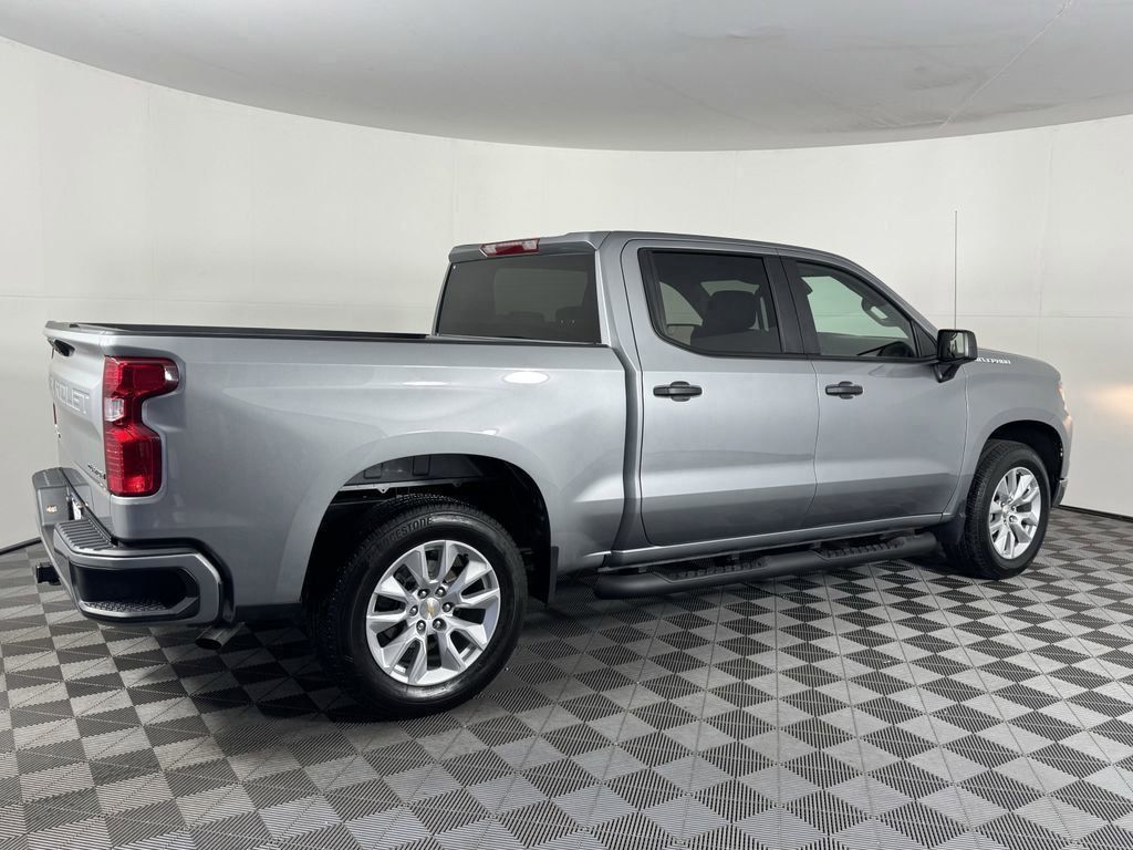 2025 Chevrolet Silverado 1500 Custom photo 3
