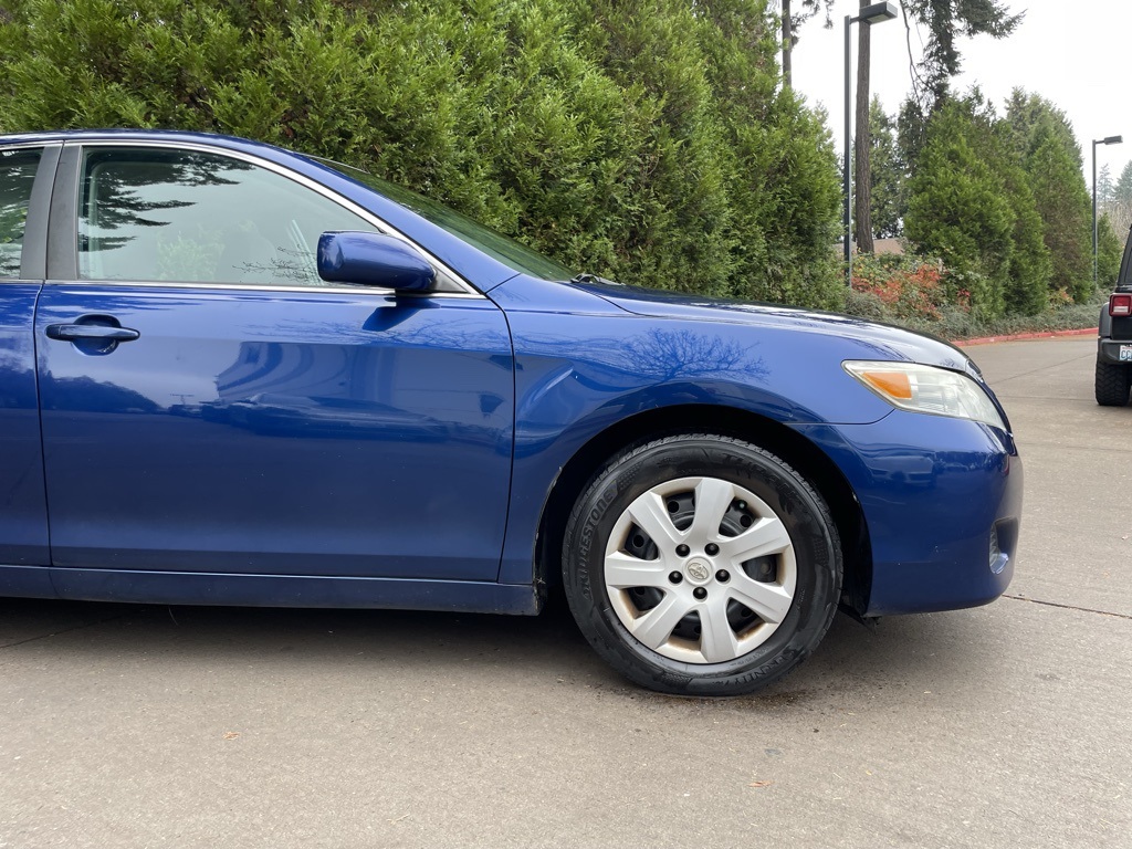 2011 Toyota Camry LE photo 2
