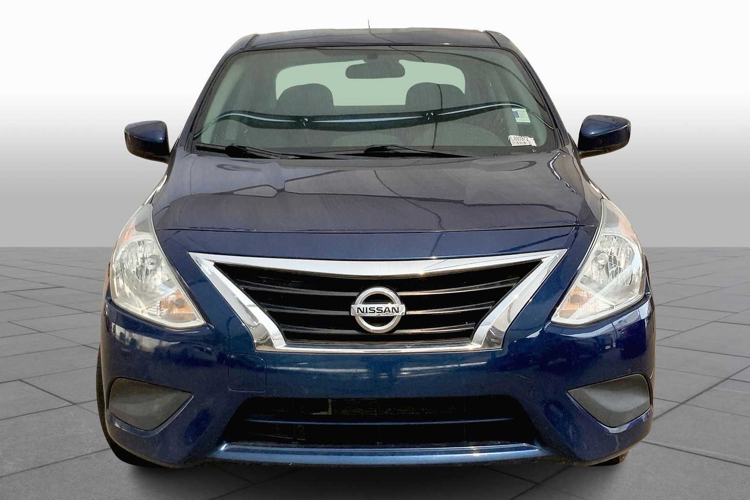 2019 Nissan Versa SV photo 3