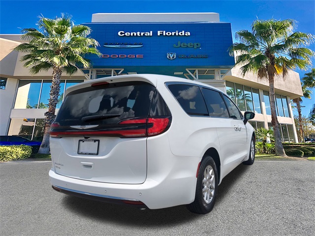 2026 Chrysler Pacifica photo 3