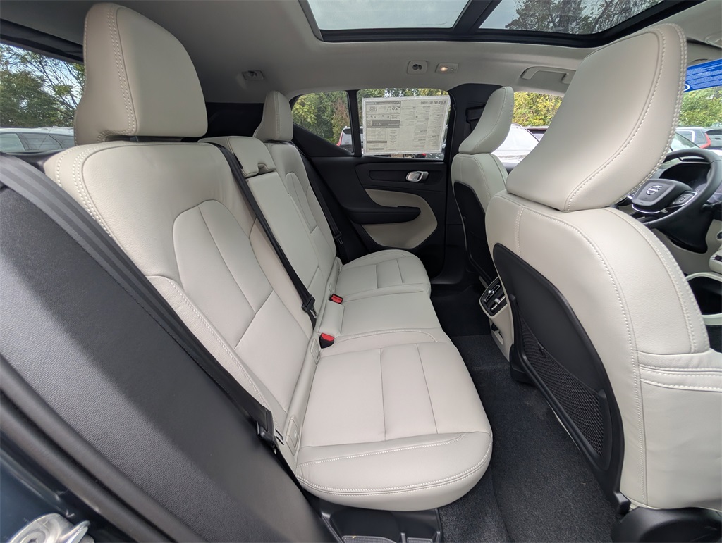 2026 Volvo XC40 AWD photo 4