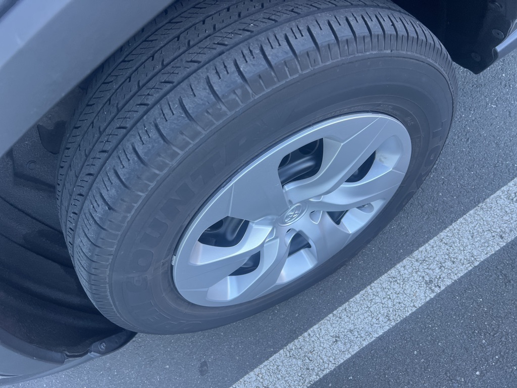 2022 Toyota RAV4 LE photo 2