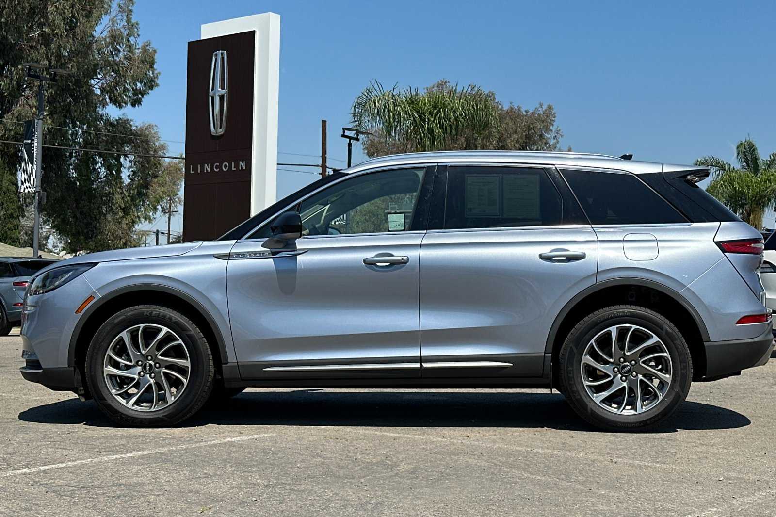 2022 Lincoln Corsair Standard photo 4