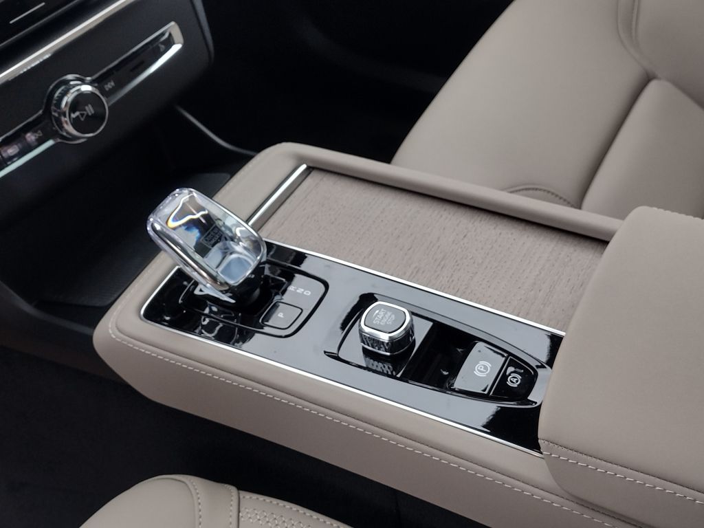 2026 VOLVO XC90 - Image 17