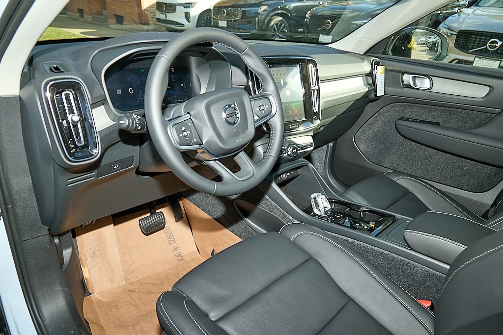 2026 VOLVO XC40 - Image 11