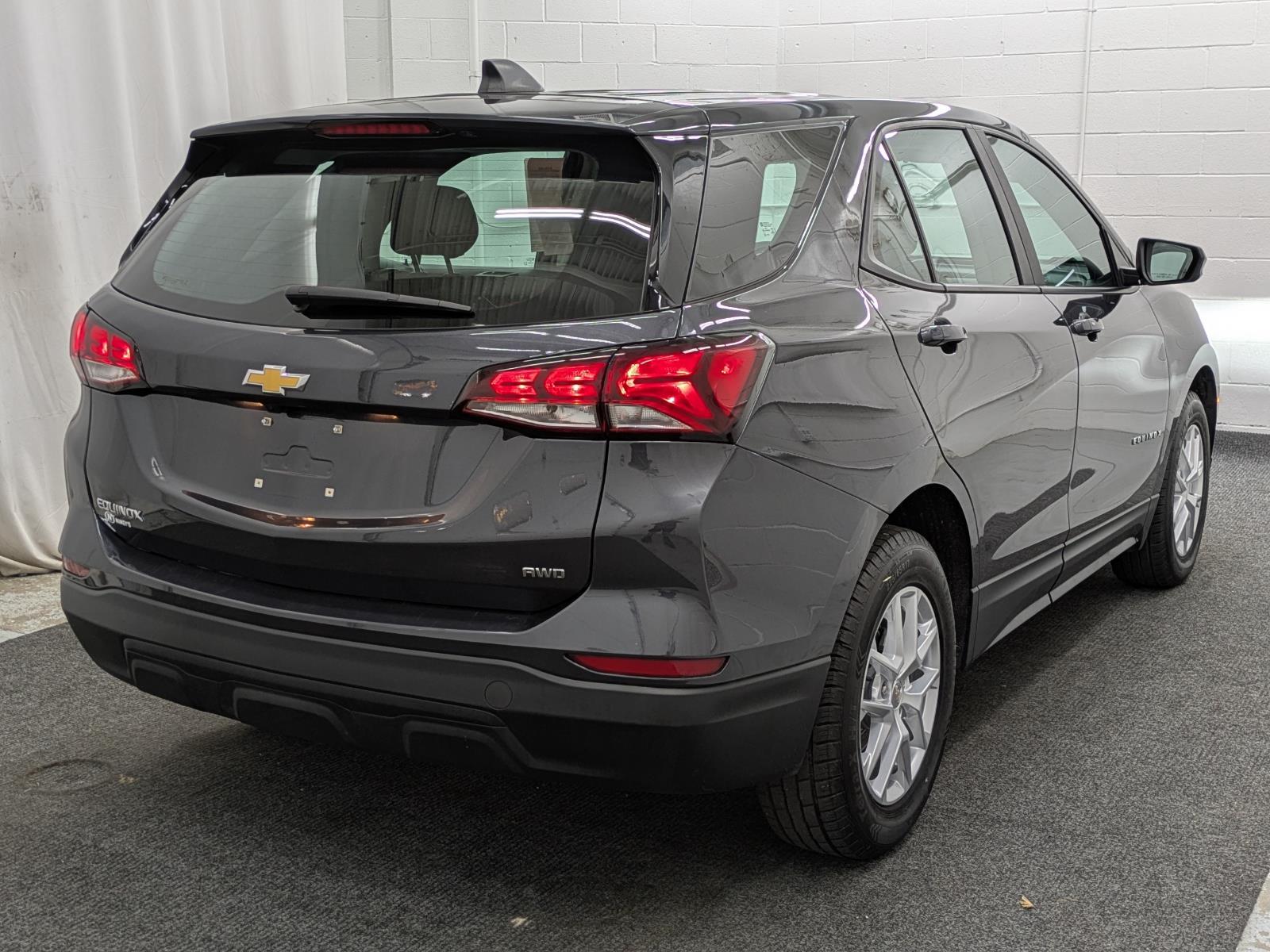 2022 Chevrolet Equinox LS photo 2