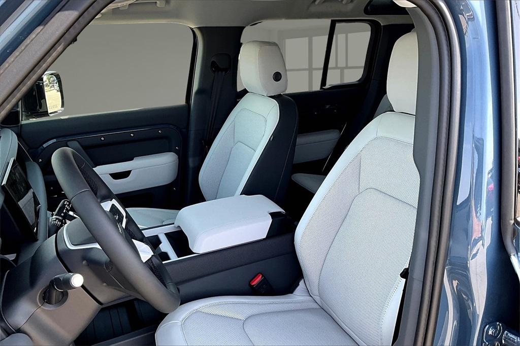 2025 Land Rover Defender 110 S photo 8