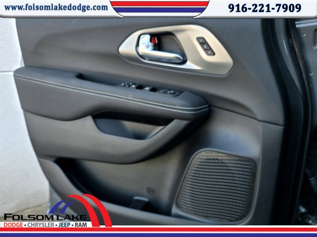 2025 Chrysler Pacifica photo 16