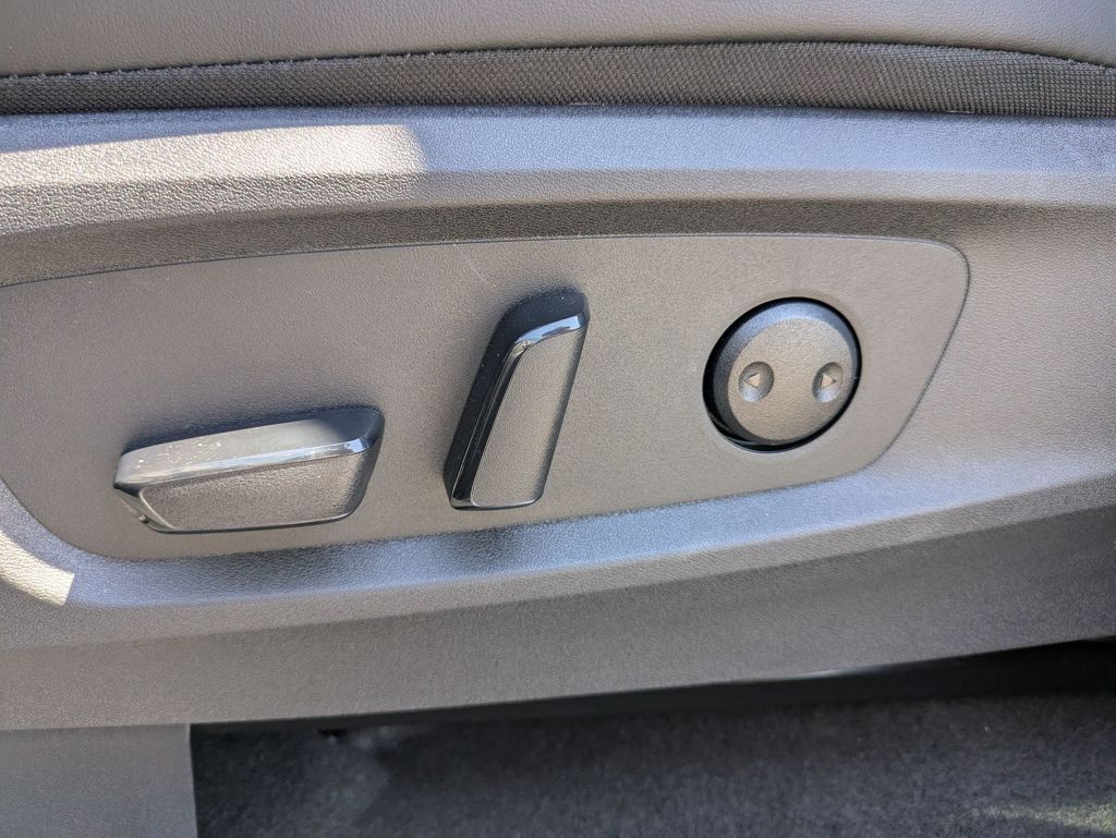 2025 Nissan Pathfinder Platinum photo 13