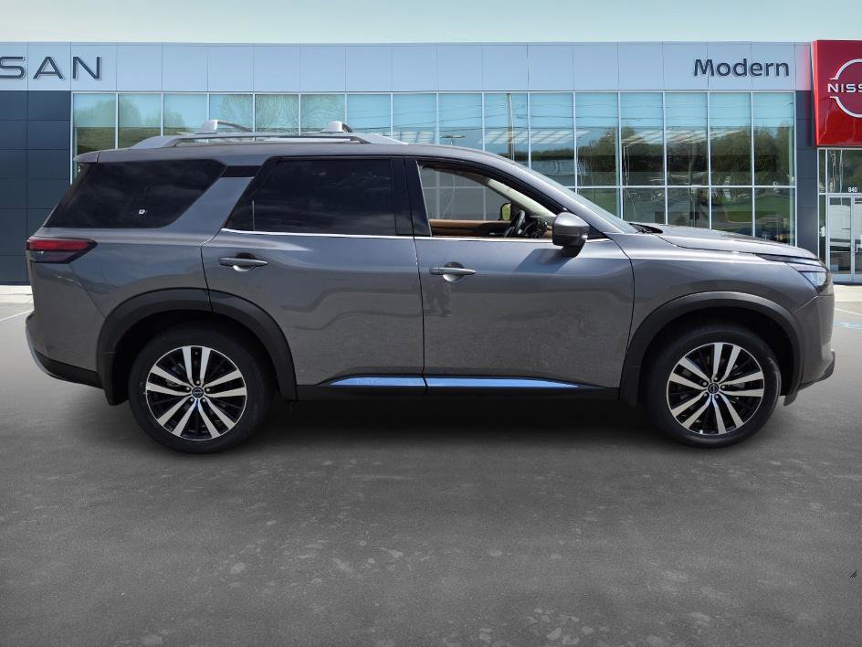 2025 Nissan Pathfinder Platinum photo 4