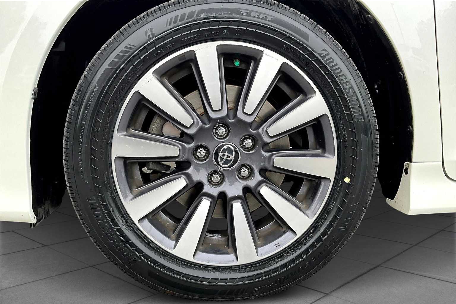 2020 Toyota Sienna XLE Premium photo 9
