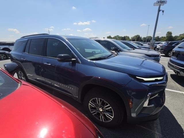 2025 Chevrolet Traverse photo 2