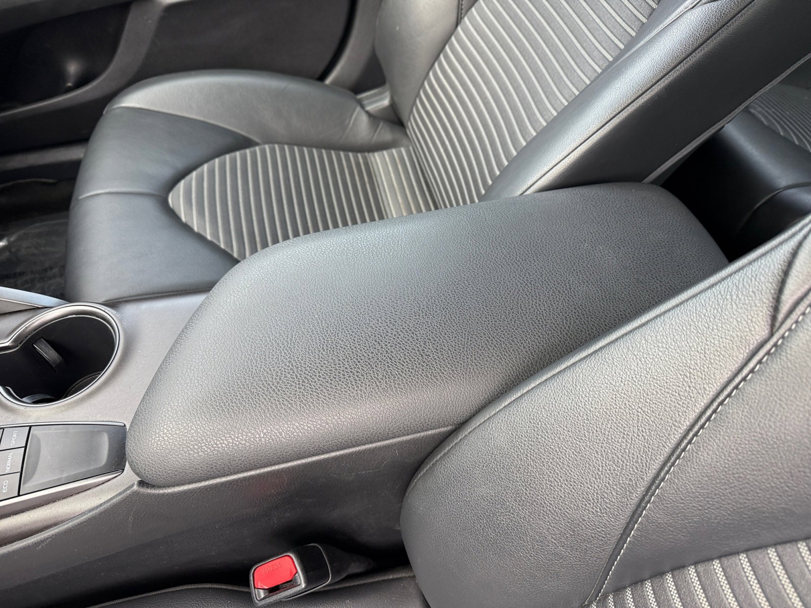 2022 Toyota Camry SE photo 14