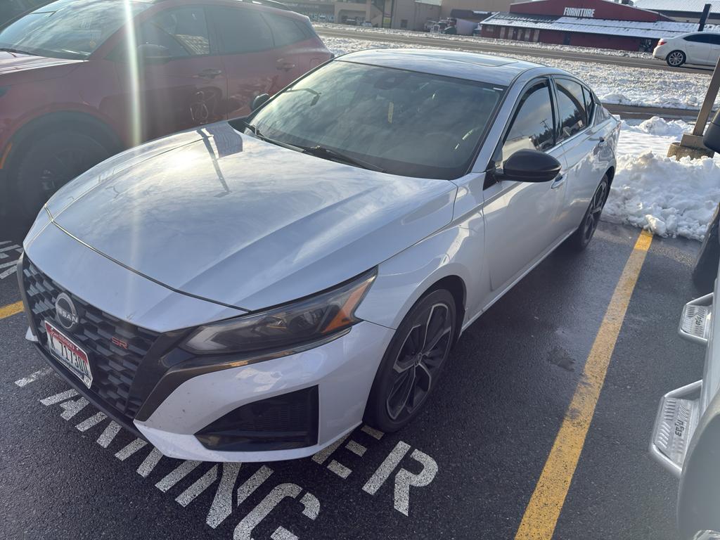 2023 Nissan Altima SR's photo
