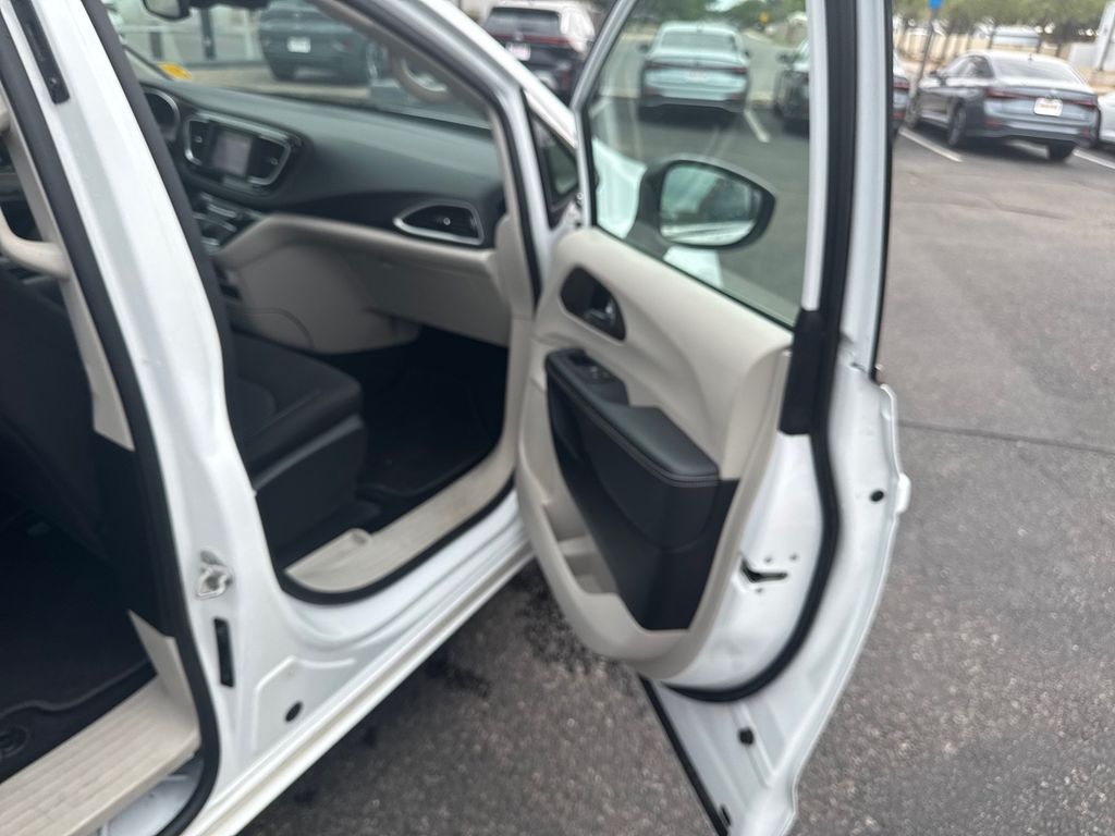 2023 Chrysler Voyager LX photo 28