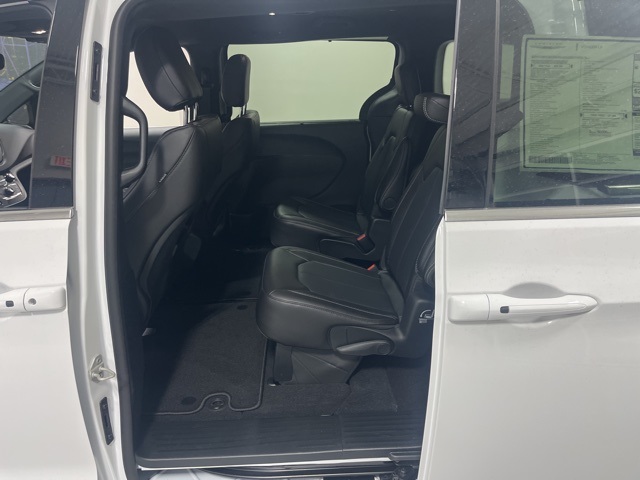 2025 Chrysler Voyager LX photo 31