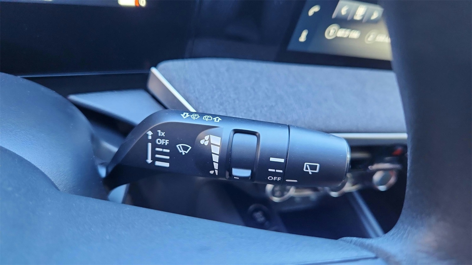2025 Nissan Kicks SV photo 27