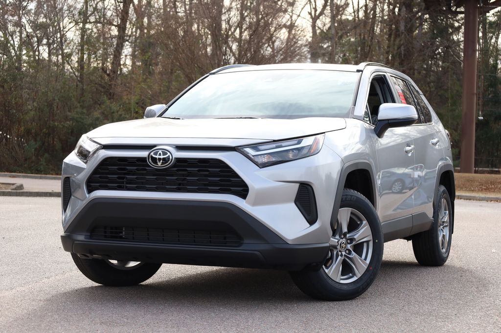 2025 Toyota RAV4 XLE's photo