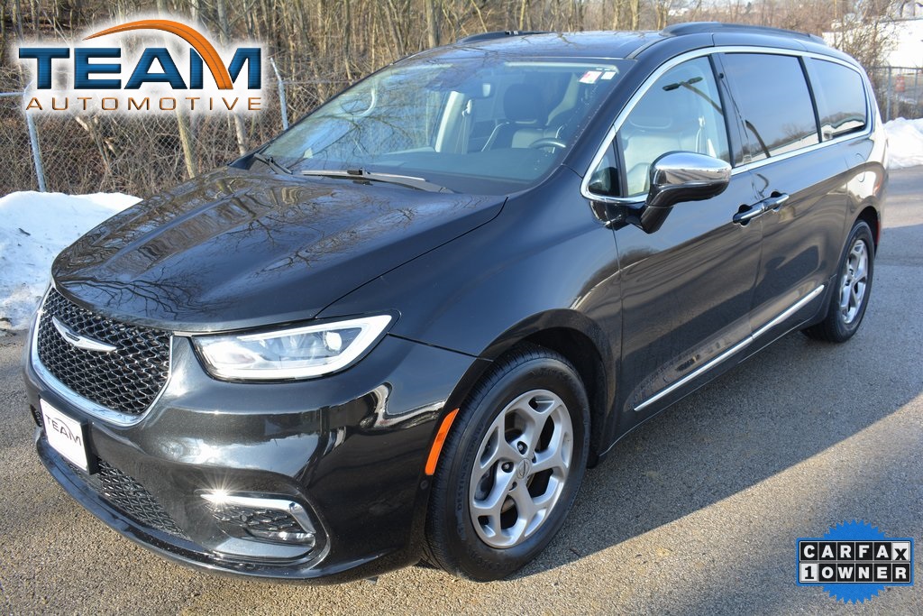 2022 Chrysler Pacifica Limited's photo