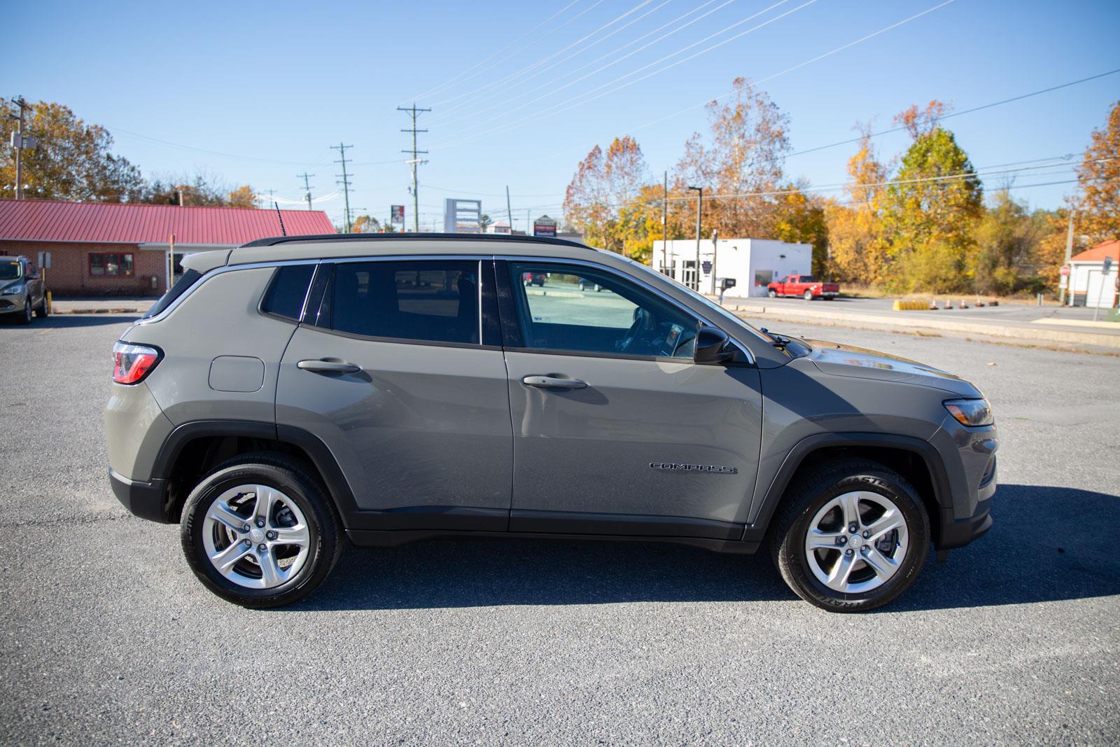 2024 Jeep Compass Latitude photo 2