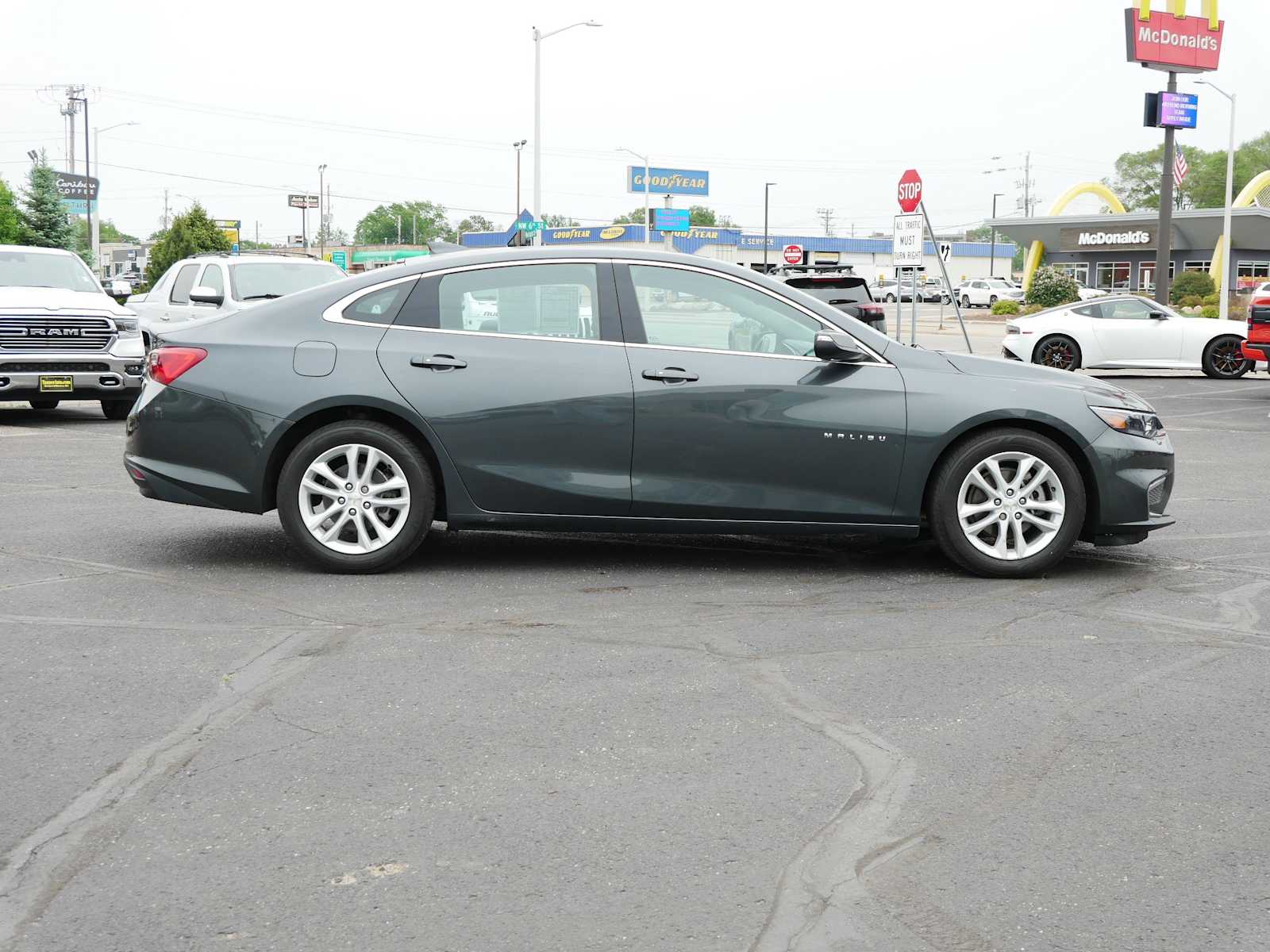 2018 Chevrolet Malibu Hybrid photo 2