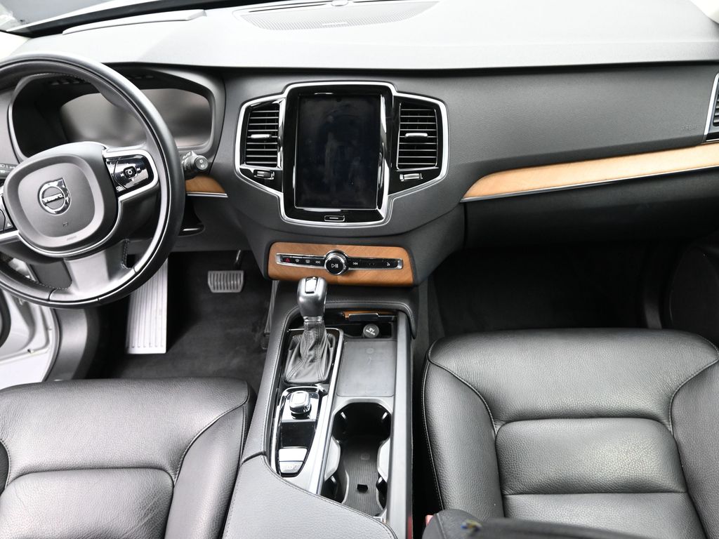 2022 Volvo XC90 T6 Momentum photo 14
