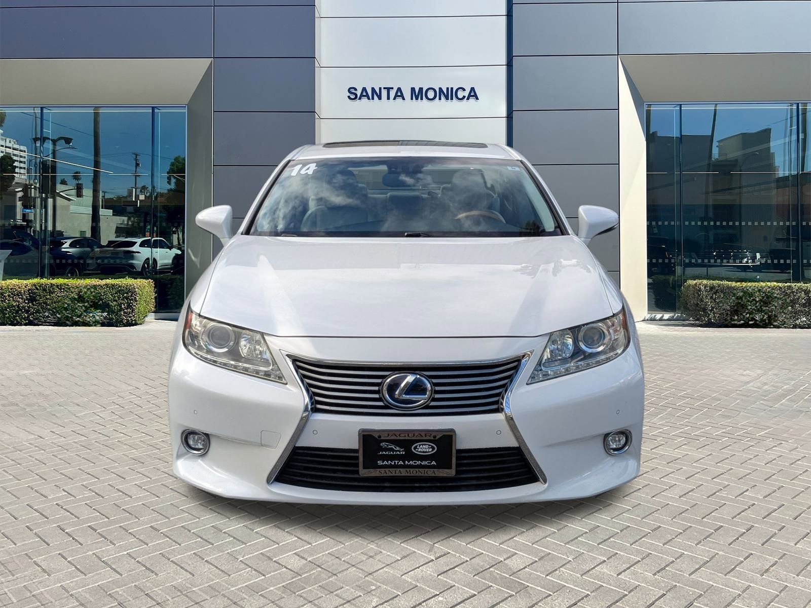 2014 Lexus ES 300h photo 2