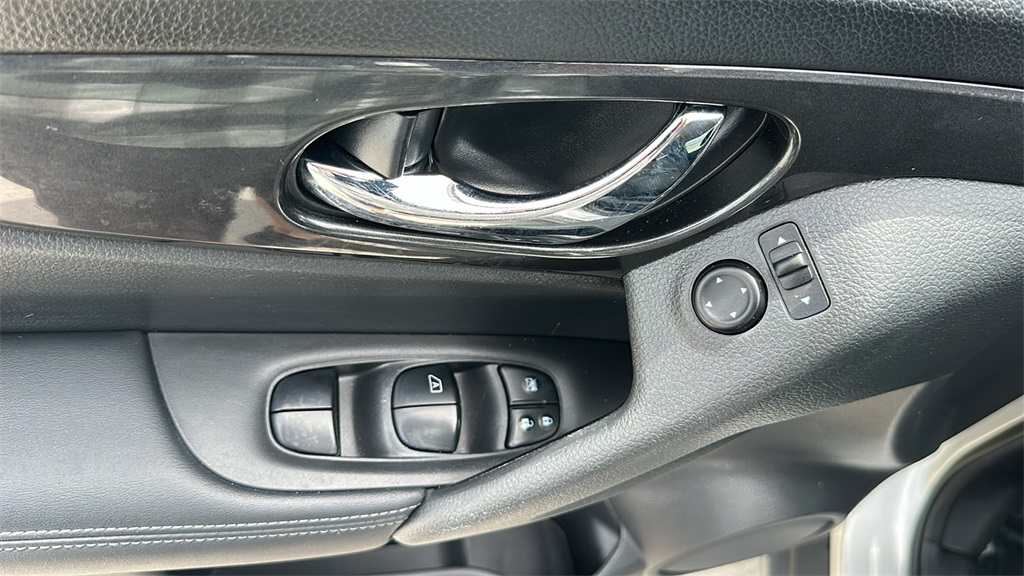 2018 Nissan Rogue SV photo 15