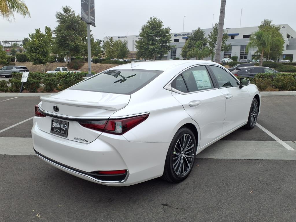 2025 Lexus ES 300h photo 4