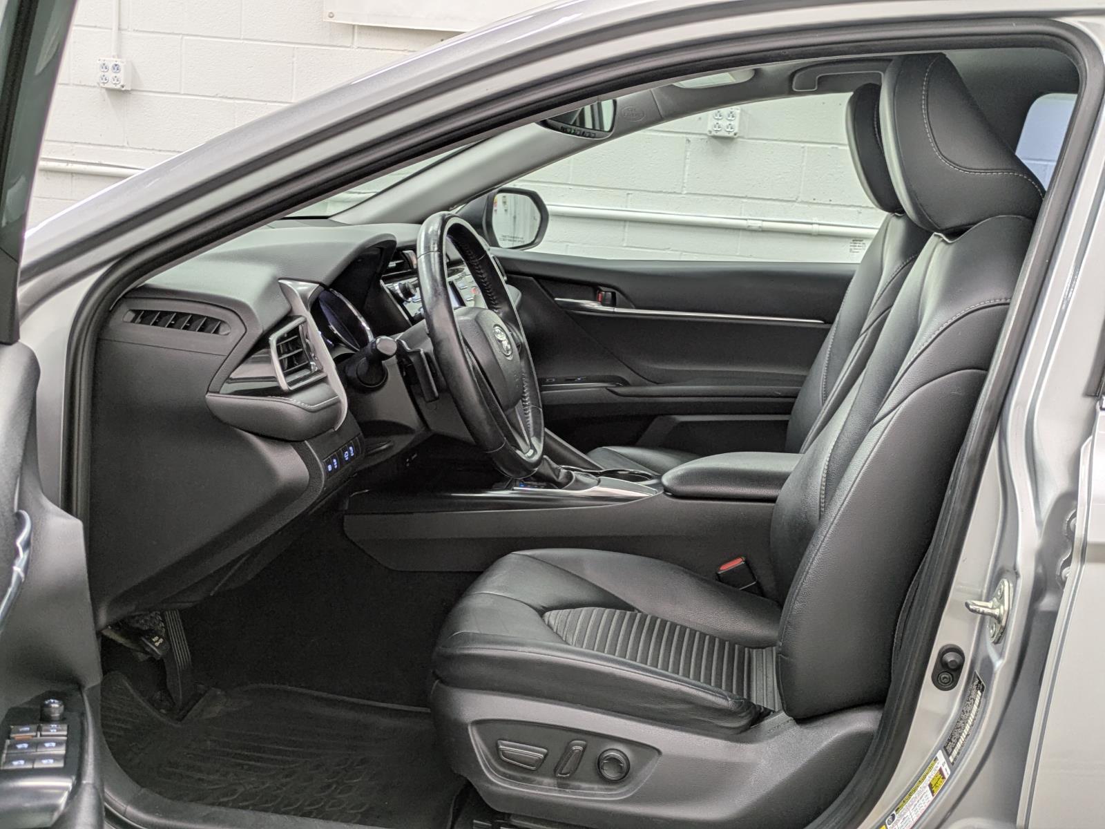 2019 Toyota Camry SE photo 3