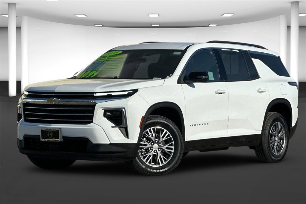 2025 Chevrolet Traverse photo 2