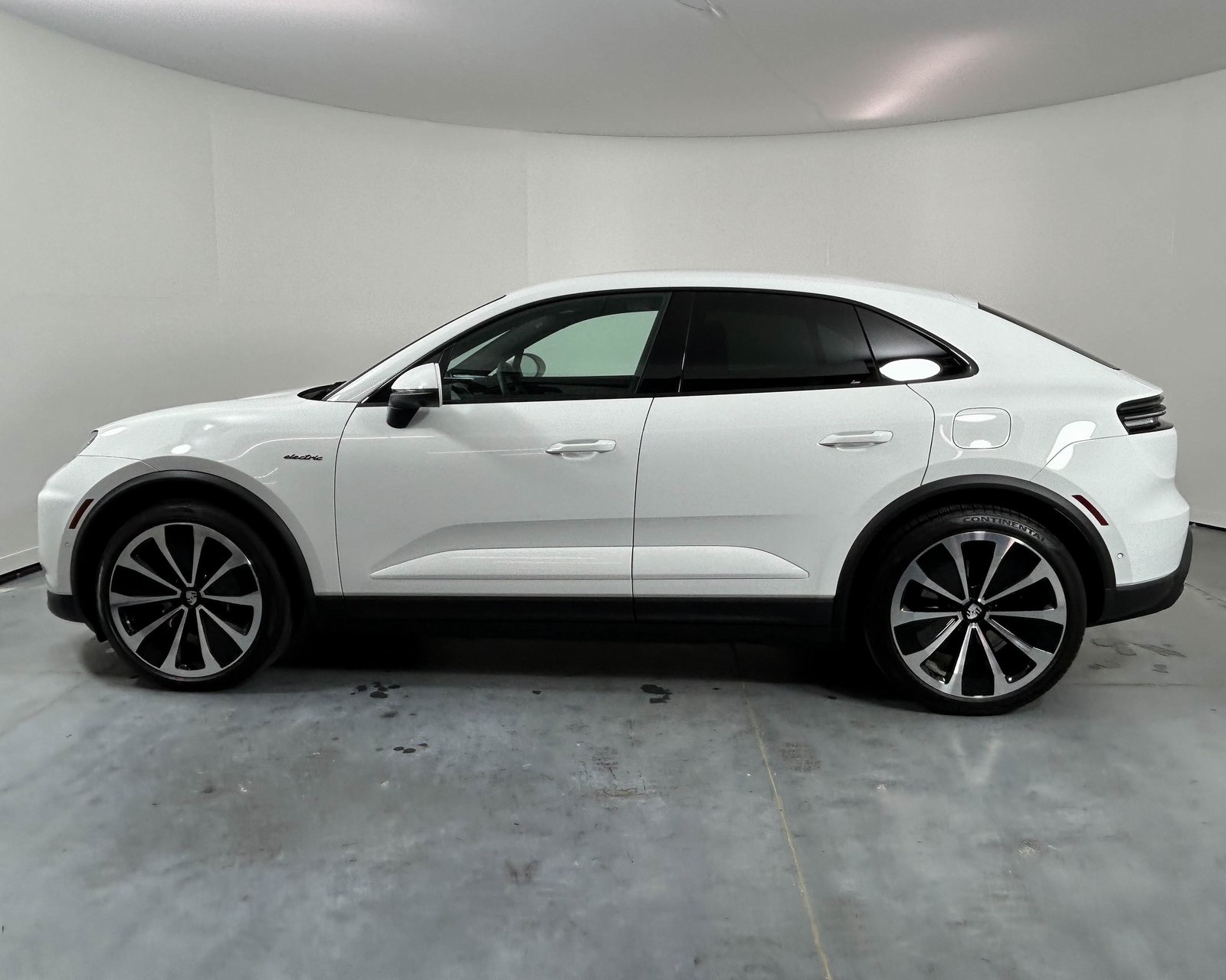2024 Porsche Macan Electric 4 photo 2
