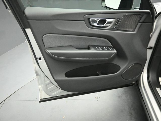 2022 VOLVO XC60 - Image 21