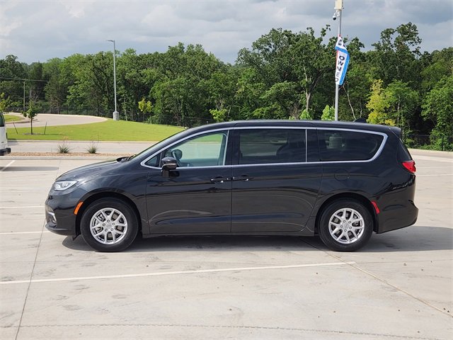 2024 Chrysler Pacifica Touring L photo 4